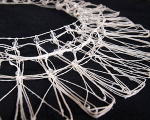 Annemiek Steenhuis, Constructie in draad, halssieraad, 2013, detail