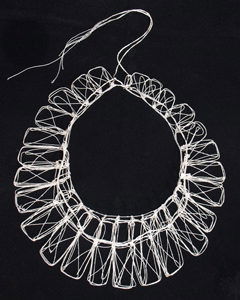 Annemiek Steenhuis, Constructie in draad, halssieraad, 2013