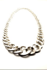 Carla Nuis, halssieraad