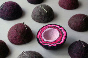 Brigit Daamen, Toverbal, broche, 2010