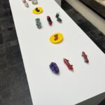 Jillian Moore, broches en oorsieraden van kunsthars. Dripping & More, maart 2025. Foto met dank aan Michel Krechting©