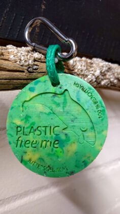 Groene ronde awareness sleutelhanger Juttersgeluk met afbeelding van dolfijn.