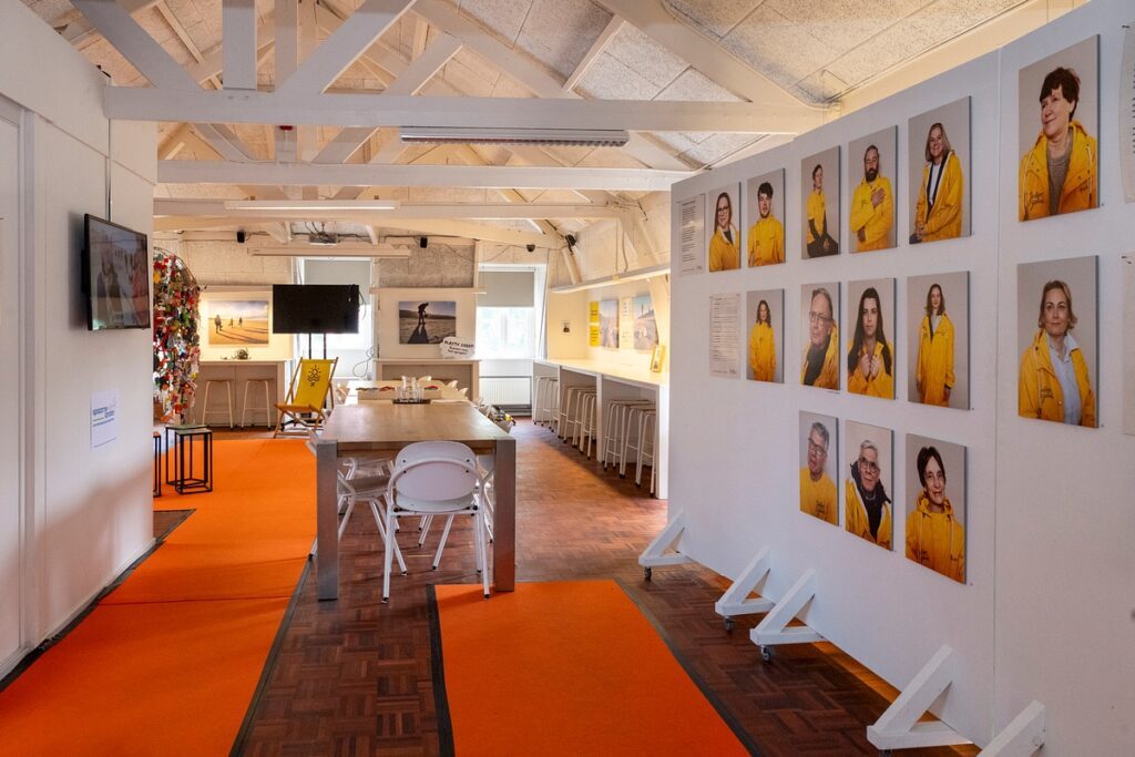 Ruimte met portretfoto's van mensen in gele jassen