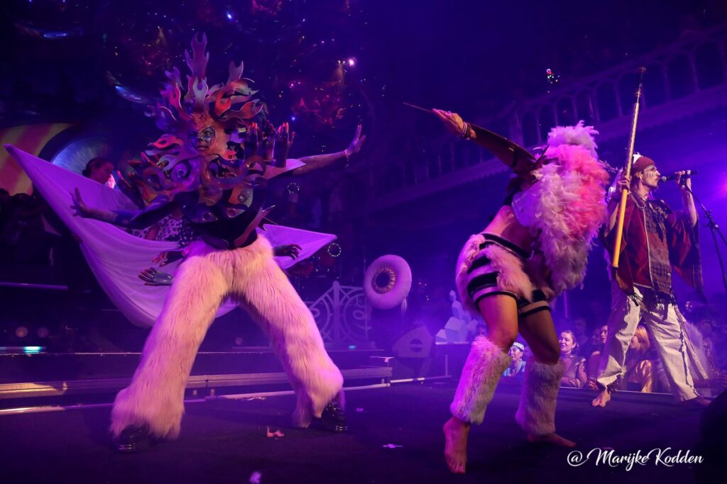 Tripkip costume - ballonnenshow Paradiso - foto Marijke Kodden