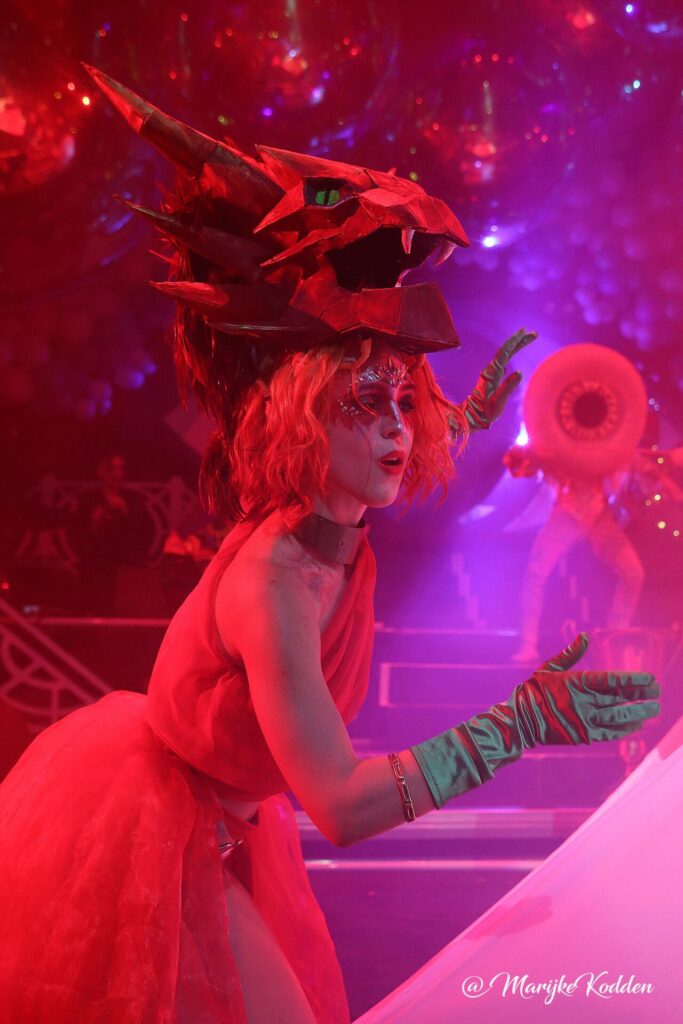 Dragon headdress Ballonnenshow Paradiso foto Marijke Kodden