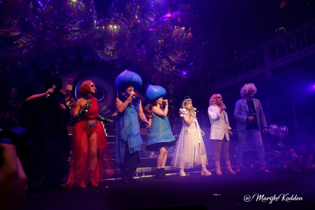 Waterdrop headpiece - ballonnenshow Paradiso - foto Marijke Kodden