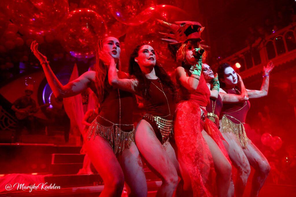 Dragon headdress Ballonnenshow Paradiso foto Marijke Kodden