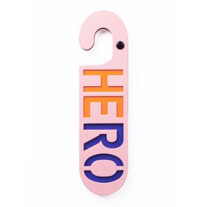 Roze kartonnen deurhanger met het woord hero in oranje en blauw