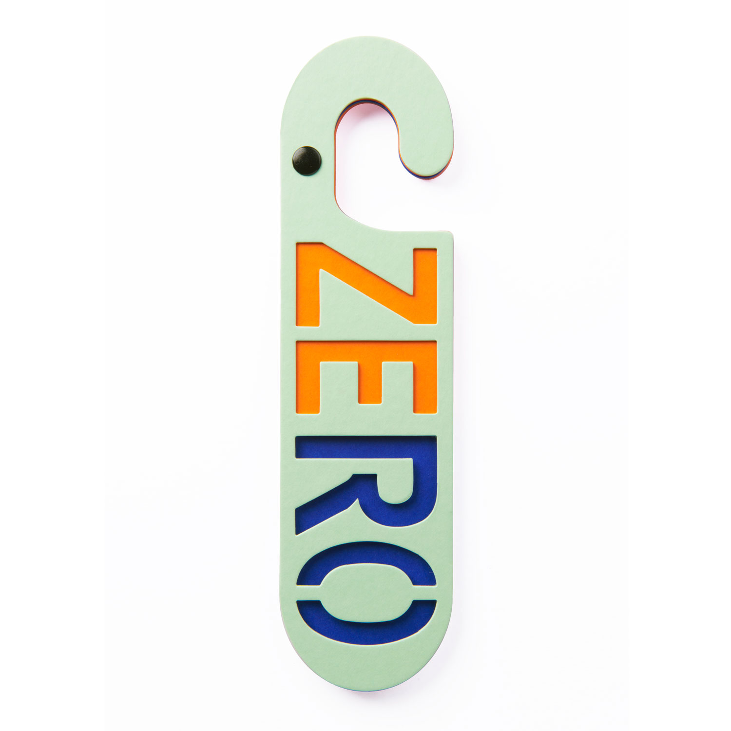 Licht groene kartonnen deurhanger met het woord zero in oranje en blauw