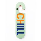 Licht groene kartonnendeurhanger met het woord work in oranje en blauw