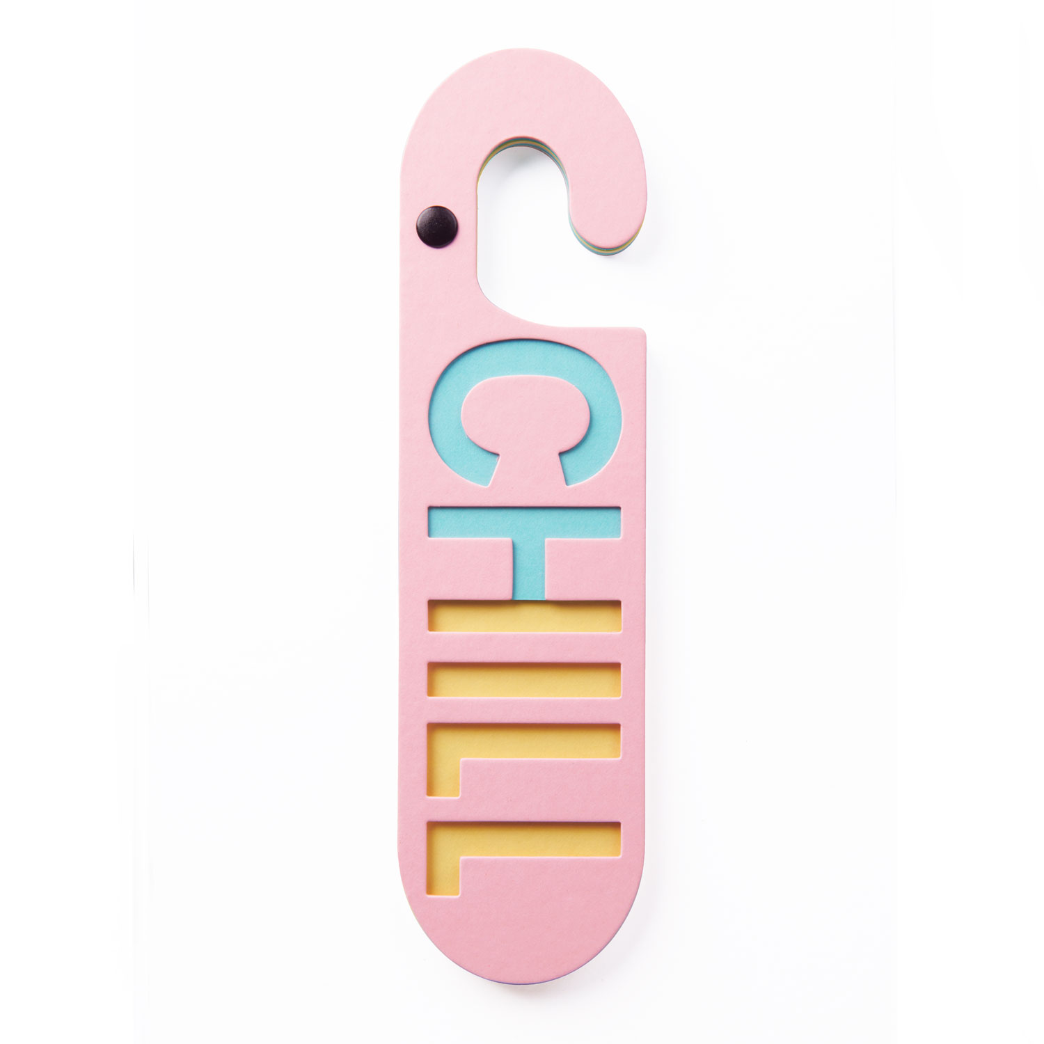 Roze kartonnen deurhanger met het woord chill in azur blauw en geel