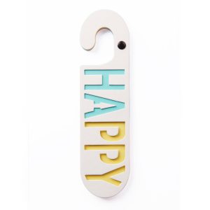 Kartonnen witte deurhanger met het woord happy in azur blauw en geel