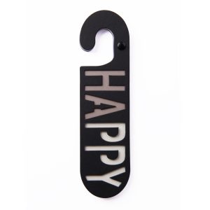 Zwart kartonnen deurhanger met het woord happy in taupe en wit
