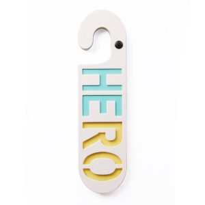 Witte kartonnen deurhanger met het woord hero in azur blauw en geel