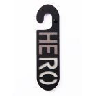 Zwarte kartonnen deurhanger met het woord hero in taupe en wit