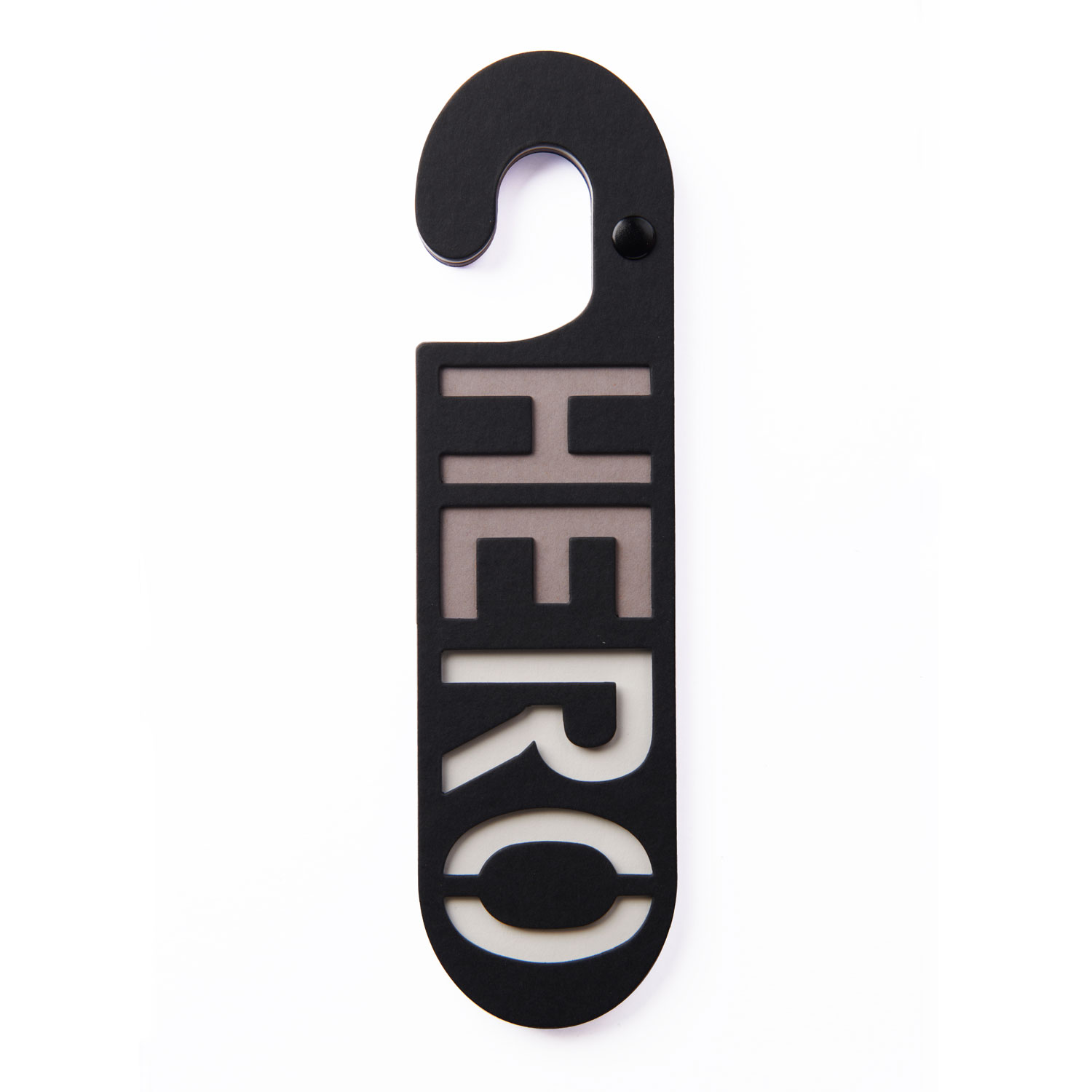 pukiwuki_deurhanger_hero_zwart Zwarte kartonnen deurhanger met het woord hero in taupe en wit