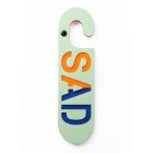 Licht groene kartonnen deurhanger met het woord Happy en Sad in oranje en blauw.