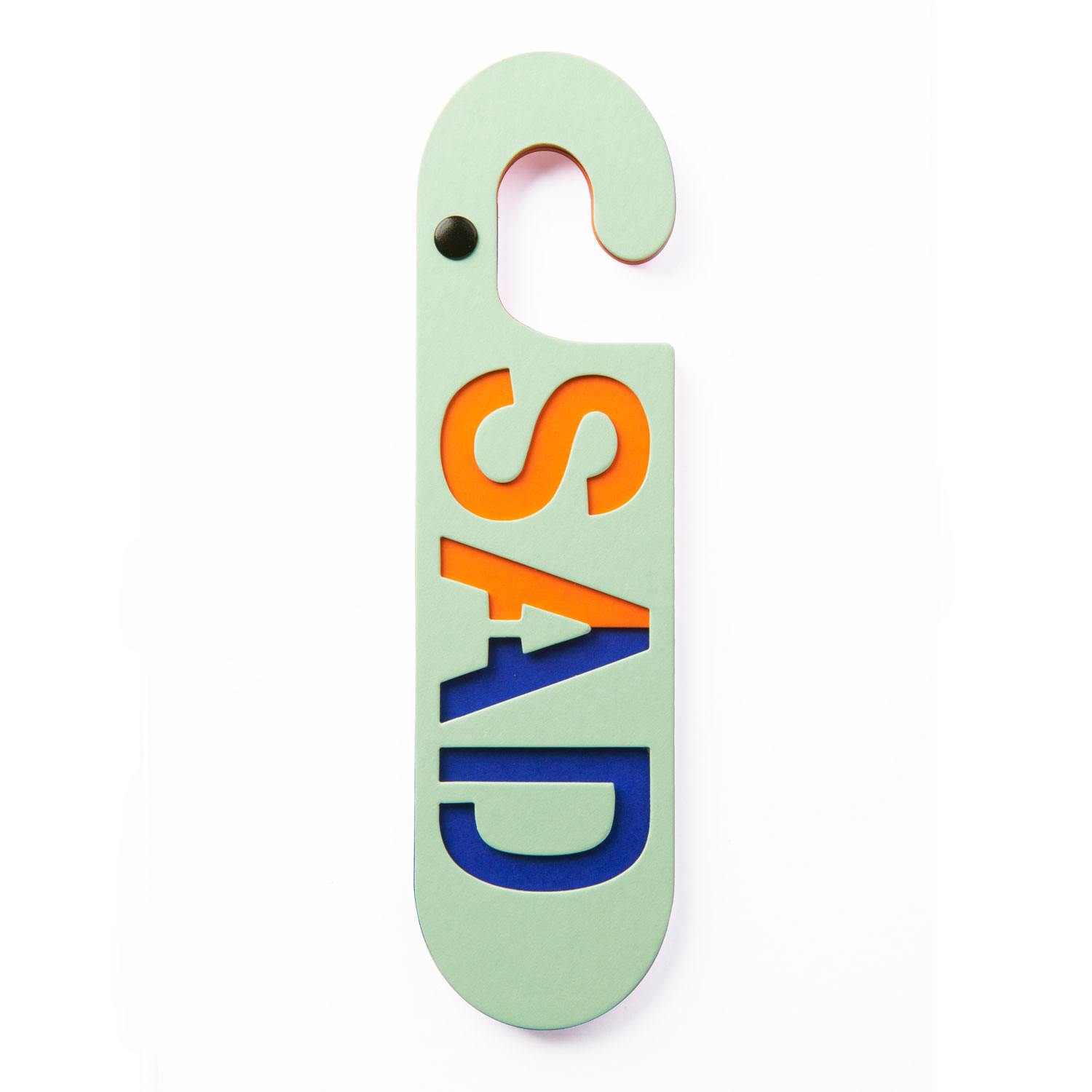 Licht groene kartonnen deurhanger met het woord Happy en Sad in oranje en blauw.
