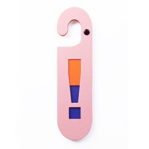 Roze kartonnendeurhanger met uitroepteken in oranje en blauw