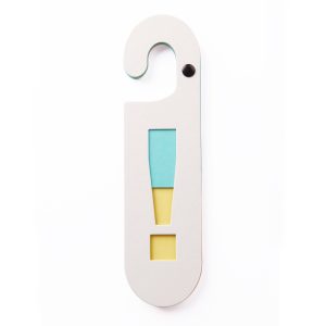 Witte kartonnen deurhanger met uitroepteken work in azur blauw en geel