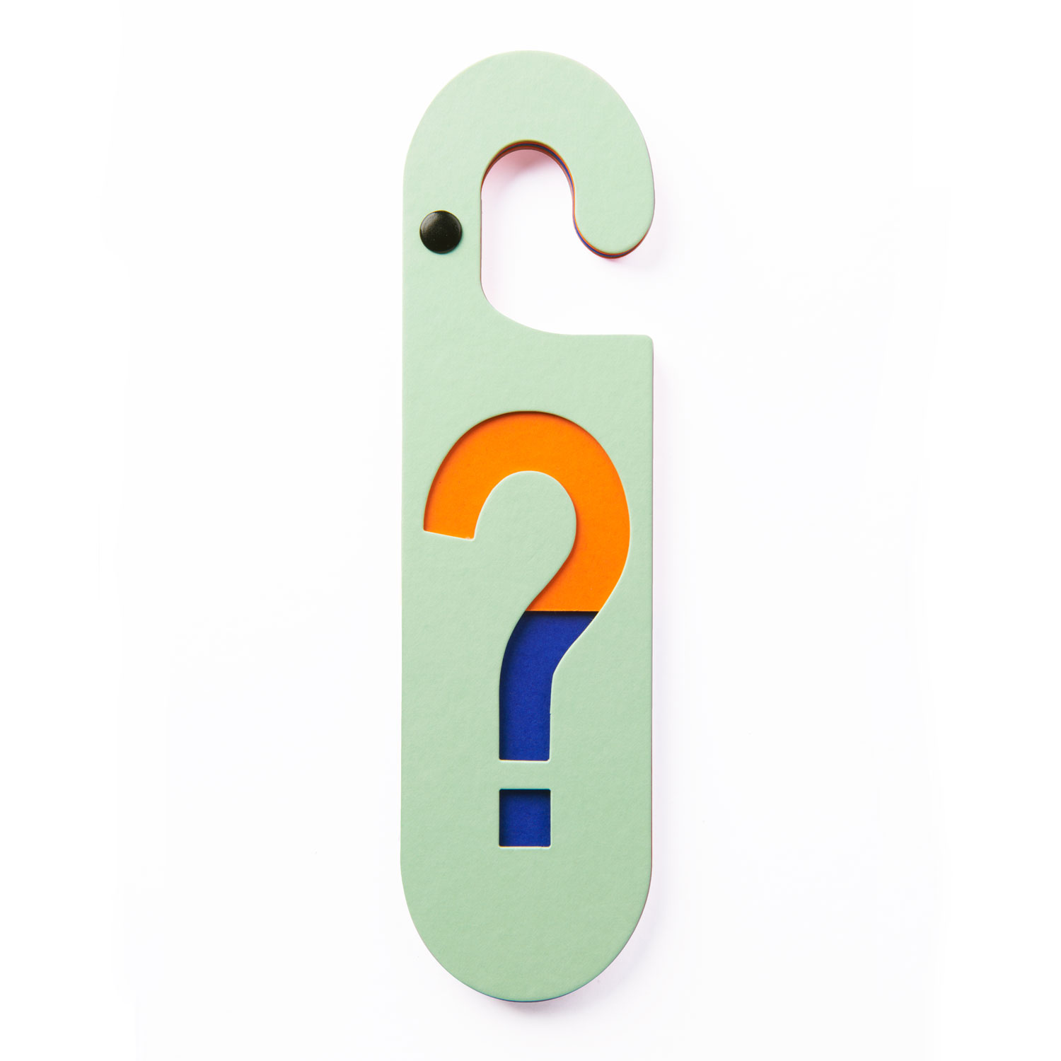Licht groene kartonnendeurhanger met vraagteken in oranje en blauw