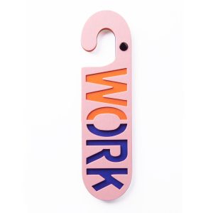 Roze kartonnendeurhanger met het woord work in oranje en blauw