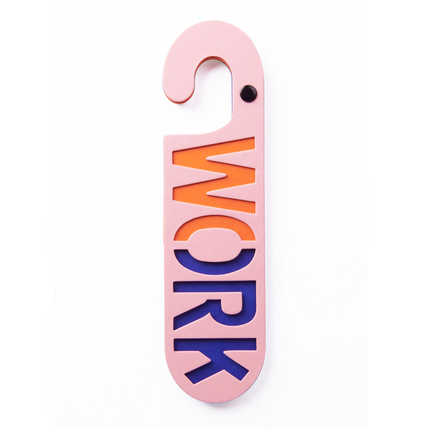 pukiwuki_deurhanger_work_roze Roze kartonnendeurhanger met het woord work in oranje en blauw