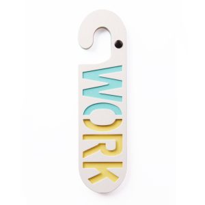 Witte kartonnen deurhanger met het woord work in azur blauw en geel