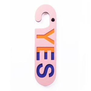Roze kartonnendeurhanger met het woord yes in oranje en blauw