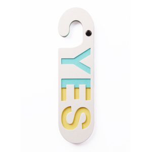 Witte kartonnen deurhanger met het woord yes in azur blauw en geel