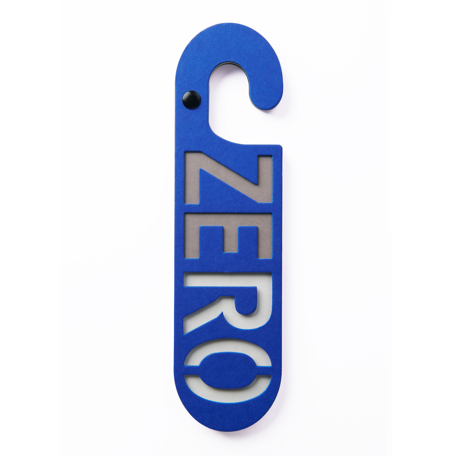 Blauwe kartonnen deurhanger met het woord zero in taupe en wit