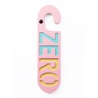 Roze kartonnen deurhanger met het woord zero in azur blauw en geel