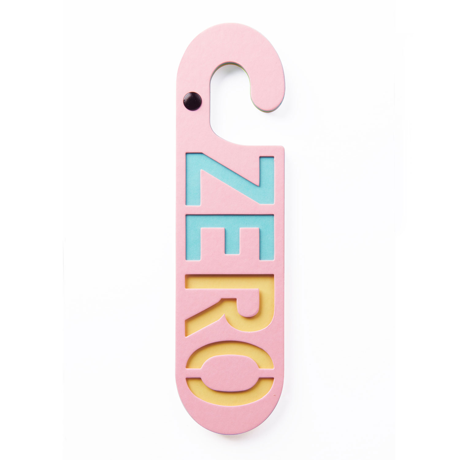 Roze kartonnen deurhanger met het woord zero in azur blauw en geel