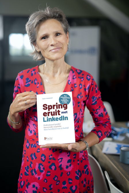 LinkedIn-trainer-Trudy-Pannekeet-met-boek-Spring-eruit-met-LinkedIn-Flashback-005-WEB