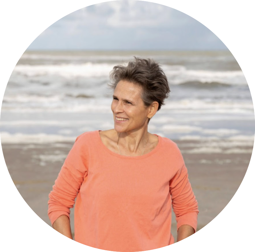 Trudy Pannekeet op strand - Marketing coaching Over Trudy