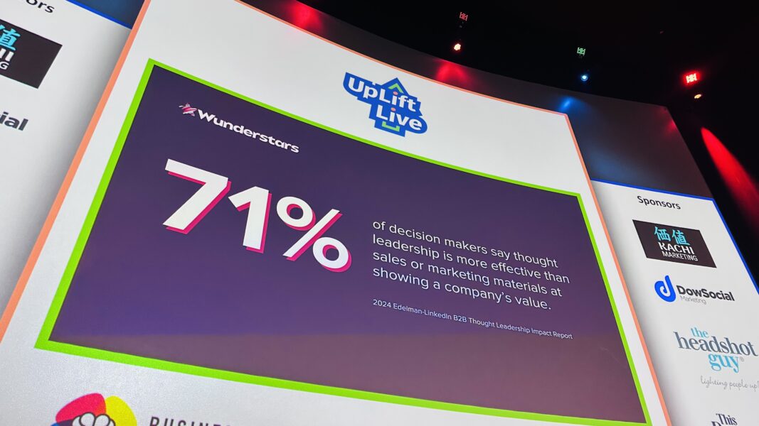 Want als je een bedrijf hebt, een zakelijk doel, moet je gezien worden. Gezien en onthouden worden. En dan vertrouwen opbouwen. Zodat mensen voor jou kunnen kiezen. Die drie stappen: 'zien, vertrouwen, kiezen' vallen of staan met hoe menselijk en herkenbaar je overkomt: jij als the relatable expert.