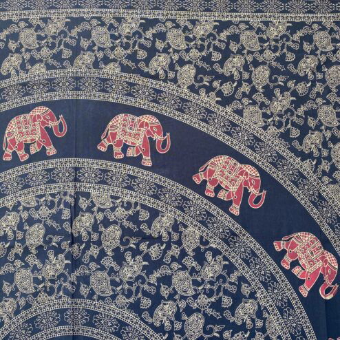 Prachtige gezeefdrukte strandkleden uit India. Past ook op een 2-persoons bed, bank of aan de muur. Honderd procent katoen.