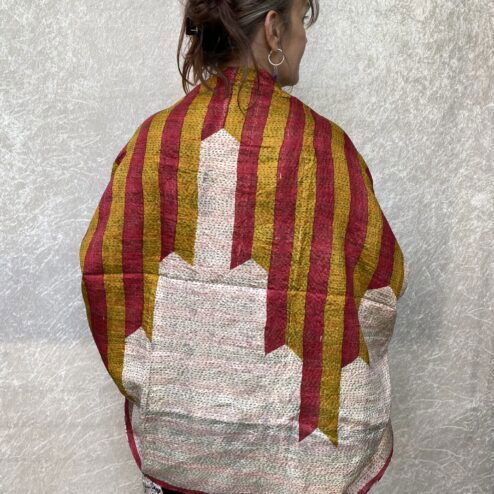 Kantha sjaal uit india.Met de hand doorgeregen, duizenden steekjes tesamen, vormt de basis van deze sjaals die van twee vintage sari's zijn gemaakt. Elke kantha sjaal is dus uniek!