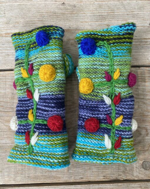 Handgebreide polswarmers, gevoerd met fleece, gebreid door vrouwen in Nepal. De vingers blijven vrij maar doordat de polsen bedekt zijn blijven de handen toch warm.