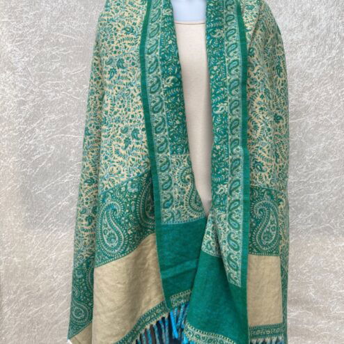 Grote superwarme wintersjaal uit India, die Tibet sjaal wordt genoemd. Onterecht overal te koop als yakwol, wat helaas een fabel is. Maar dit is wel de lekkerste en warmste sjaal die je ooit zult hebben! Als sjaal, stola of dekentje op de bank