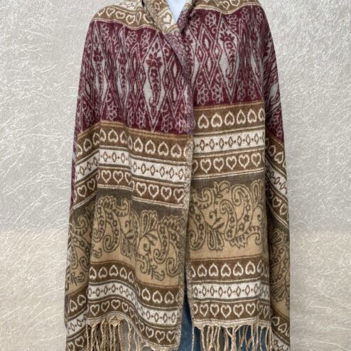 Grote superwarme wintersjaal uit India, die Tibet sjaal wordt genoemd. Onterecht overal te koop als yakwol, wat helaas een fabel is. Maar dit is wel de lekkerste en warmste sjaal die je ooit zult hebben! Als sjaal, stola of dekentje op de bank