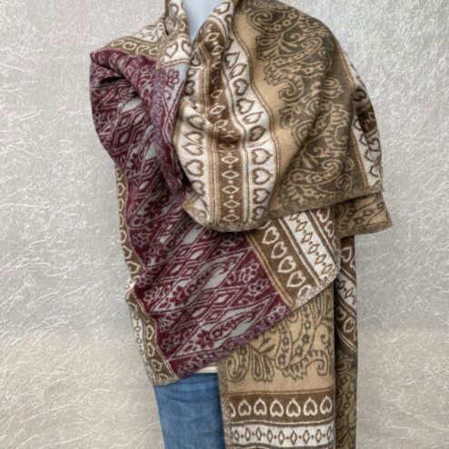 Grote superwarme wintersjaal uit India, die Tibet sjaal wordt genoemd. Onterecht overal te koop als yakwol, wat helaas een fabel is. Maar dit is wel de lekkerste en warmste sjaal die je ooit zult hebben! Als sjaal, stola of dekentje op de bank