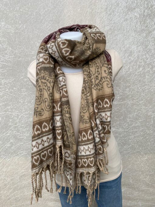 Grote superwarme wintersjaal uit India, die Tibet sjaal wordt genoemd. Onterecht overal te koop als yakwol, wat helaas een fabel is. Maar dit is wel de lekkerste en warmste sjaal die je ooit zult hebben! Als sjaal, stola of dekentje op de bank