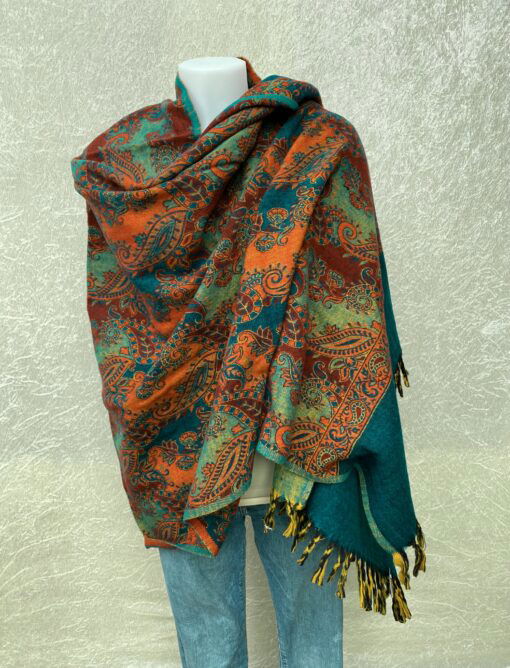 Grote superwarme wintersjaal uit India, die Tibet sjaal wordt genoemd. Onterecht overal te koop als yakwol, wat helaas een fabel is. Maar dit is wel de lekkerste en warmste sjaal die je ooit zult hebben! Als sjaal, stola of dekentje op de bank