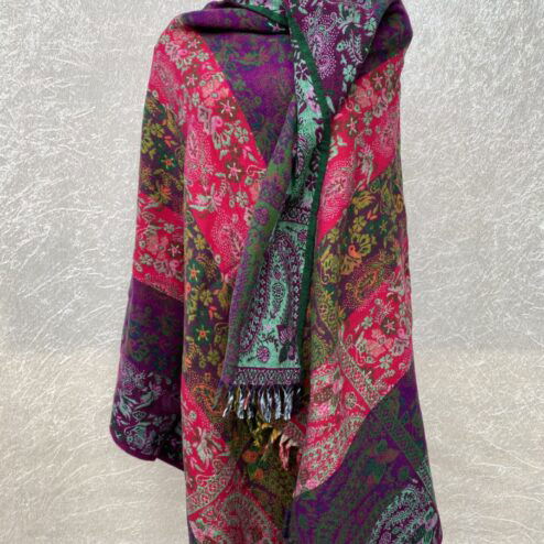 Grote superwarme wintersjaal uit India, die Tibet sjaal wordt genoemd. Onterecht overal te koop als yakwol, wat helaas een fabel is. Maar dit is wel de lekkerste en warmste sjaal die je ooit zult hebben! Als sjaal, stola of dekentje op de bank