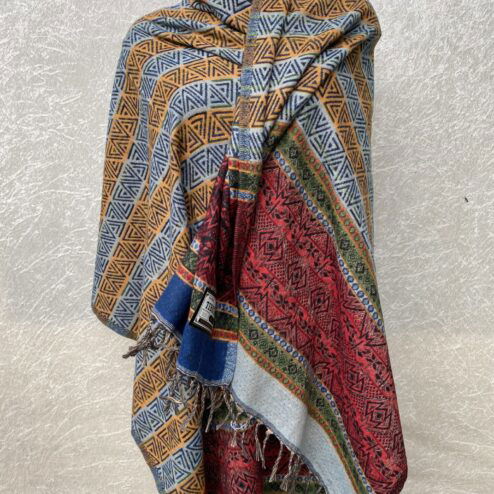 Grote superwarme wintersjaal uit India, die Tibet sjaal wordt genoemd. Onterecht overal te koop als yakwol, wat helaas een fabel is. Maar dit is wel de lekkerste en warmste sjaal die je ooit zult hebben! Als sjaal, stola of dekentje op de bank
