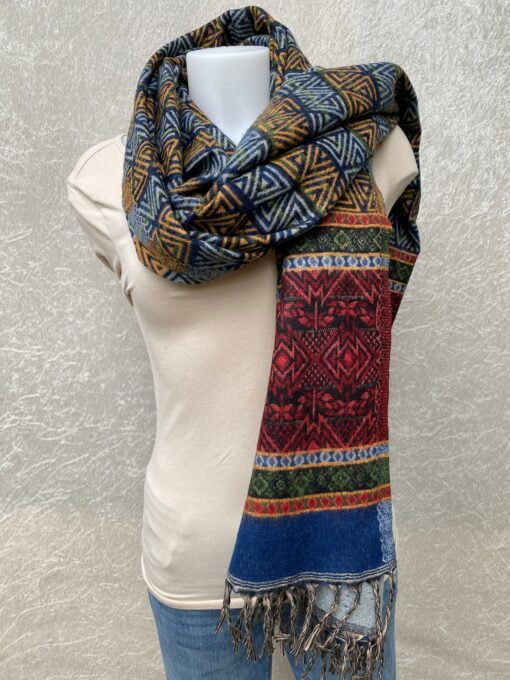Grote superwarme wintersjaal uit India, die Tibet sjaal wordt genoemd. Onterecht overal te koop als yakwol, wat helaas een fabel is. Maar dit is wel de lekkerste en warmste sjaal die je ooit zult hebben! Als sjaal, stola of dekentje op de bank