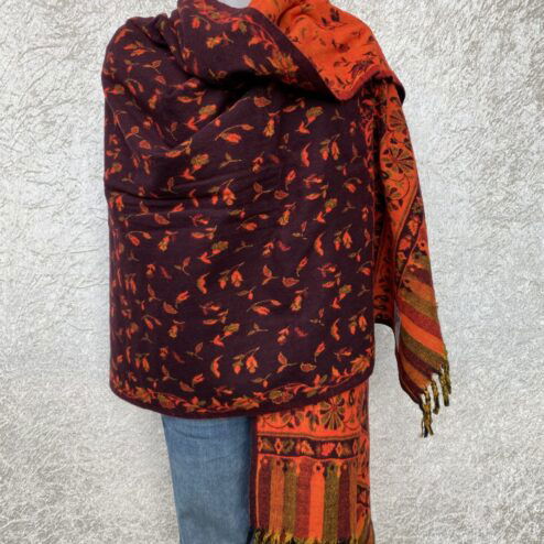 Grote superwarme wintersjaal uit India, die Tibet sjaal wordt genoemd. Dit is de lekkerste en warmste sjaal die je ooit zult hebben! Als sjaal, stola of dekentje op de bank