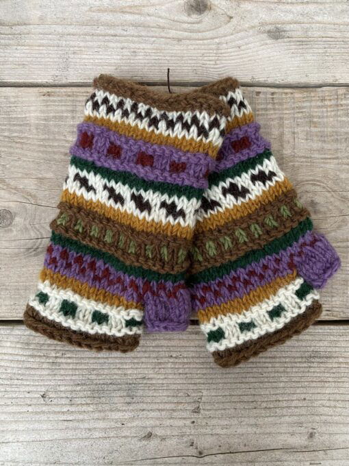 Handgebreide 100% wollen polswarmers gemaakt door vrouwen in Nepal. Met fleece gevoerd dus superwarm! Elk paar is uniek want handwerk.