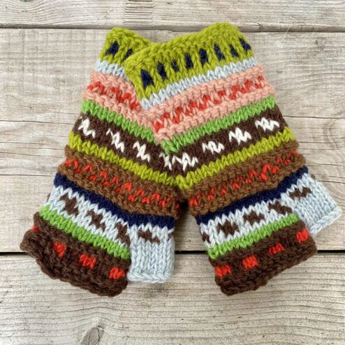 Handgebreide 100% wollen polswarmers gemaakt door vrouwen in Nepal. Met fleece gevoerd dus superwarm! Elk paar is uniek want handwerk.